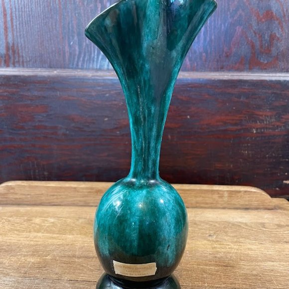 Canuck Pottery Niagara Falls Canada Vase Green Black Bulb Shaped Ruffled Vase - Picture 4 of 7